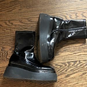 Zip platform black leather style boots